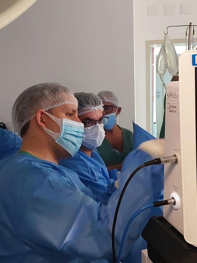 Cirurgia supervisionada durante o Curso BipolEP Hands-On