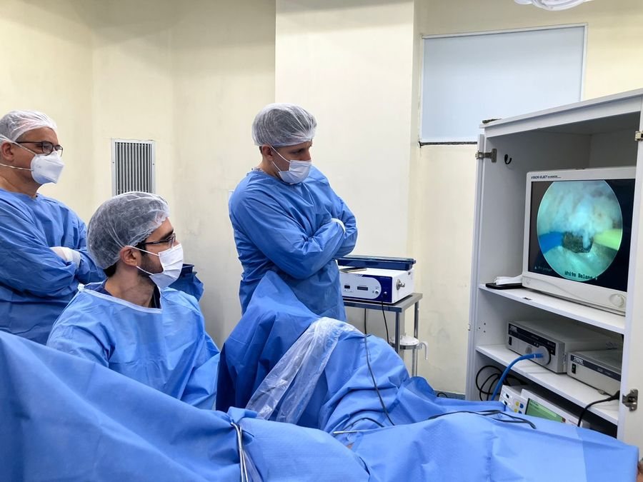 Monitor endoscópico durante procedimento de enucleação prostática bipolar